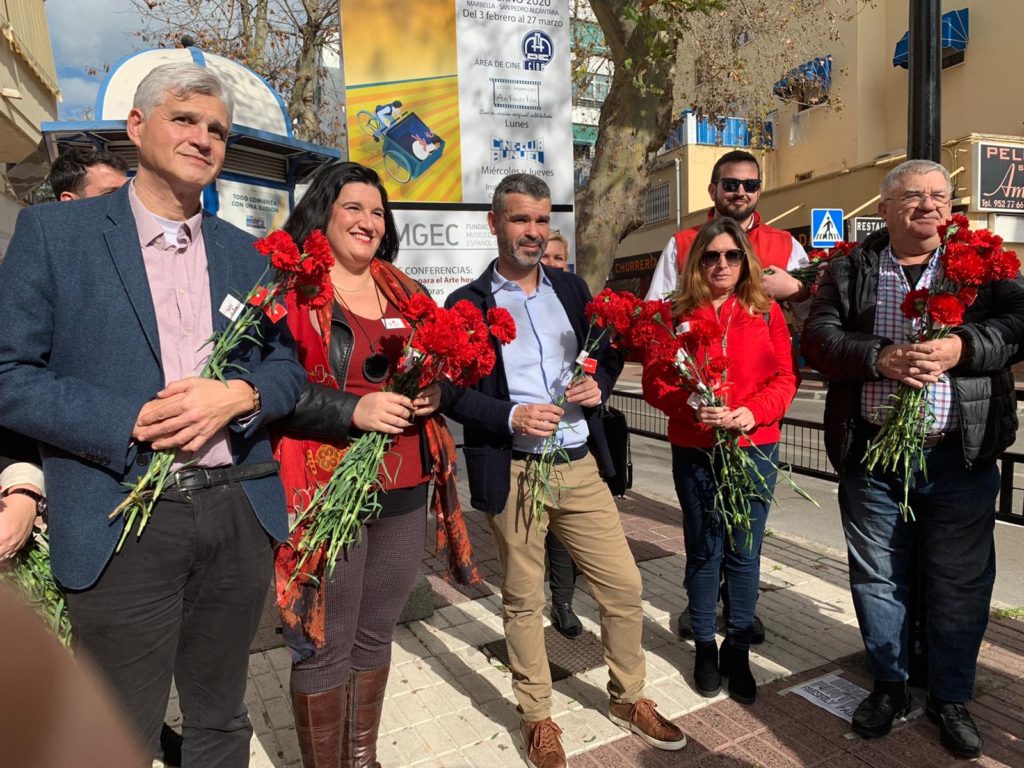 En el centro el portavoz del PSO de Marbella, Pepe Bernal, junto a otros ediles del PSOE este jueves en la barriada de Miraflores. FOTO/ PSOE