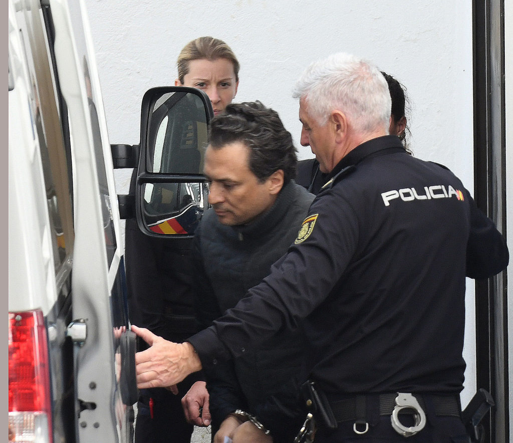 El exdirector general de Pemex, Emilio Lozoya, en el momento de salir de los Juzgados de Marbella este jueves, tras decretarse su ingreso en prisión. FOTO/ CABANILLAS