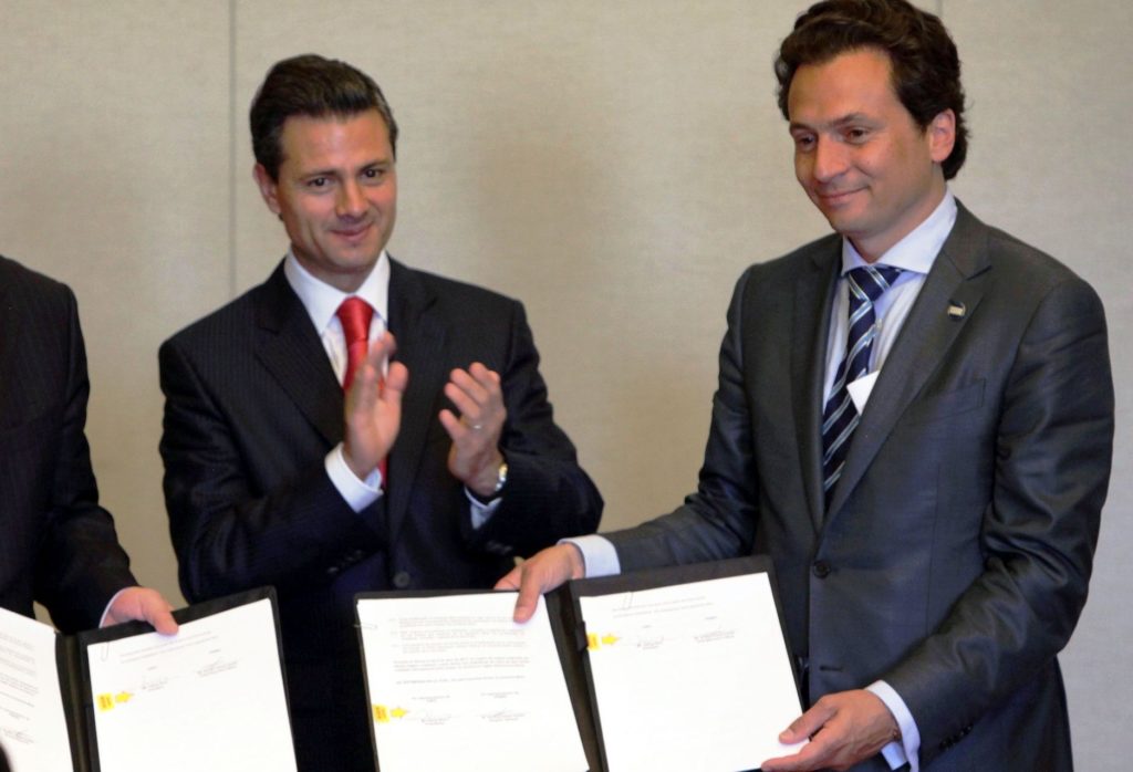 A la derecha Emilio Lozoya, cuando estaba al frente de Pemex, aplaudido por el expresidente mexicano Enrique Peña Nieto, en imagen de archivo. FOTO/ El Imparcial