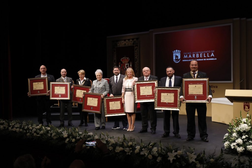 Imagen de todos los galardonados junto a la alcaldesa de Marbella, Ángeles Muñoz, este 28 de febrero. FOTO/ Ayto de Marbella