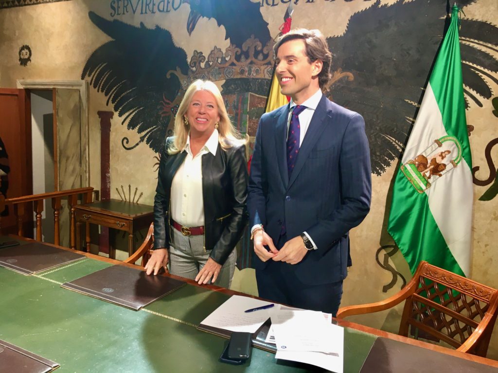 La alcaldesa de Marbella, Ángeles Muñoz, junto al diputado del PP por Málaga Pablo Montesinos, este jueves en el Ayuntamiento. FOTO/ CABANILLAS
