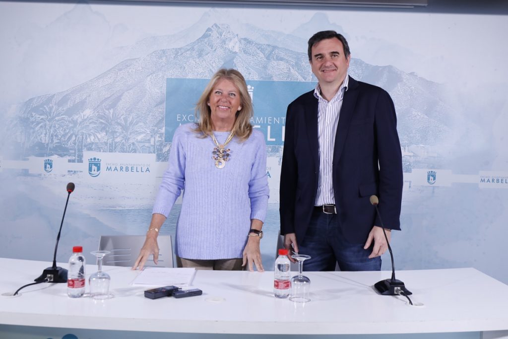 La alcaldesa de Marbella, Ángeles Muñoz, junto al portavoz del PP, Félix Romero, este lunes en rueda de prensa. FOTO/ Ayto de Marbella