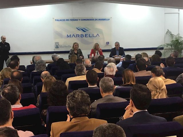 La alcaldesa de Marbella, Ángeles Muñoz( centro), flanqueada por la delegada de Urbanismo, Kika Caracuel y el director general del PGOU, José María Morente, este viernes. FOTO/ EP