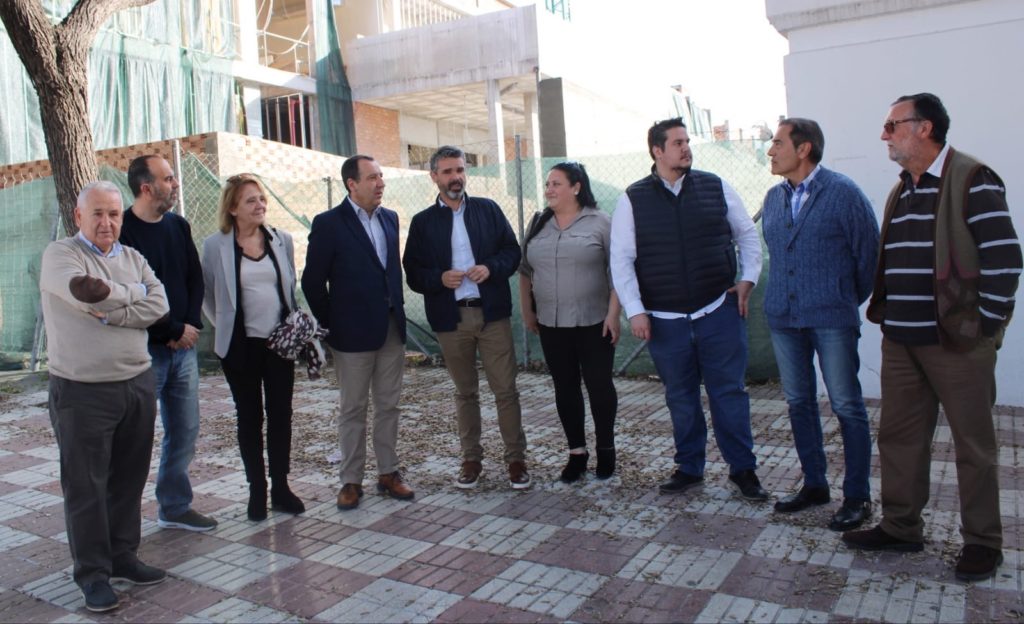 Dirigentes del PSOE este miércoles a las puertas de las obras del centro de Salud de San Pedro. FOTO/ PSOE