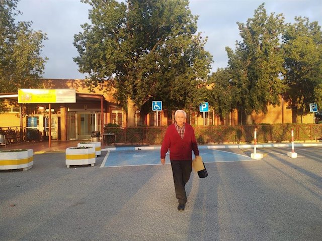 El padre del exdirector general de Pemex Emilio Lozoya, a su salida de la prisión de Alhaurín este viernes. FOTO/ Europa Press