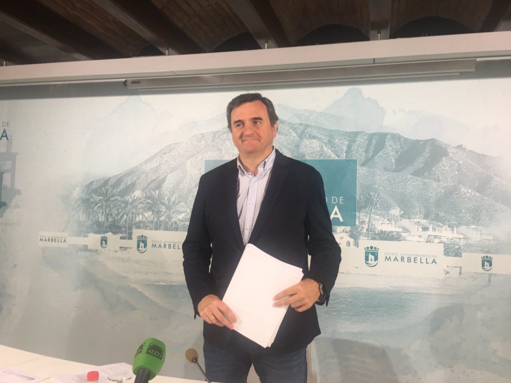 El portavoz del PP en el Ayuntamiento de Marbella, Félix Romero, este lunes en rueda de prensa. FOTO/ CABANILLAS
