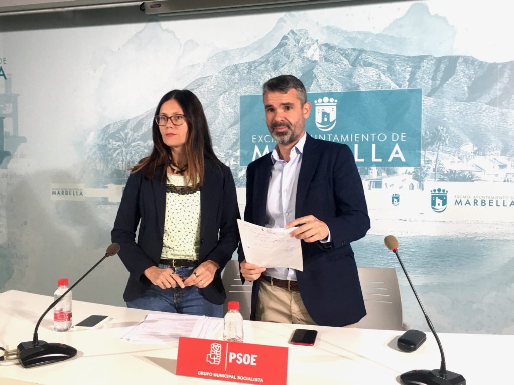 El presidente del PSOE de Málaga y edil de Marbella, Pepe Bernal, junto a la también edil socialista marbellí Isabel Pérez, este lunes en rueda de prensa. FOTO/ CABANILLAS