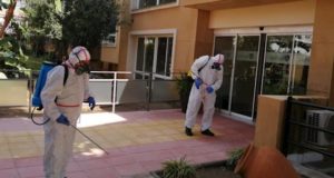 Operarios del Ayuntamiento de Marbella proceden a la limpieza de una residencia de mayores. FOTO/ Ayto de Marbella
