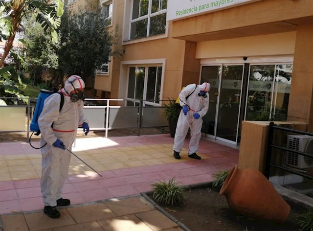Operarios del Ayuntamiento de Marbella proceden a la limpieza de una residencia de mayores. FOTO/ Ayto de Marbella