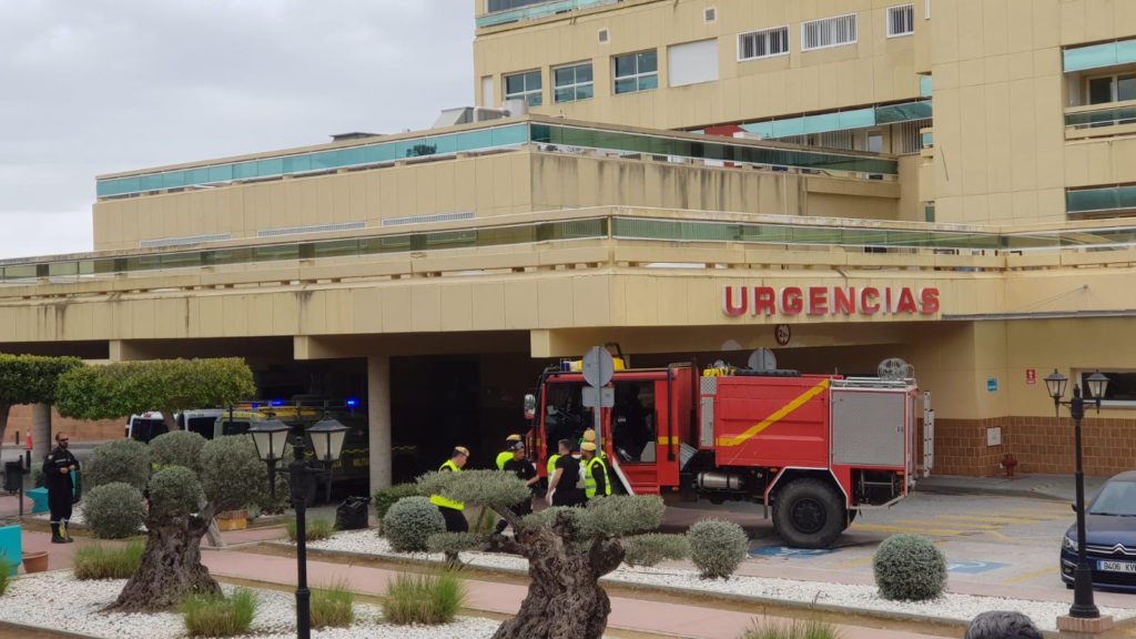 Imagen de efectivos de la UME desplegados en las urgencias del Hospital Costa del Sol de Marbella este viernes. FOTO/ MC