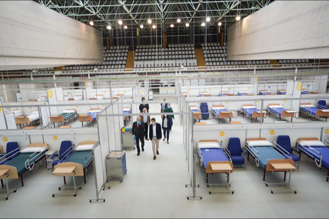El presidente de la Junta, Juanma Moreno (drcha), junto al alcalde de Málaga, Francisco de la Torre, visitando este martes el hospital habilitado en el polideportivo Arranque I de Málaga. FOTO/ Junta de Andalucía