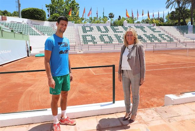 La alcaldesa de Marbella, Ángeles Muñoz, junto al tenista Novak Djokovic este martes en Puente Romano. FOTO/ Ayto de Marbella