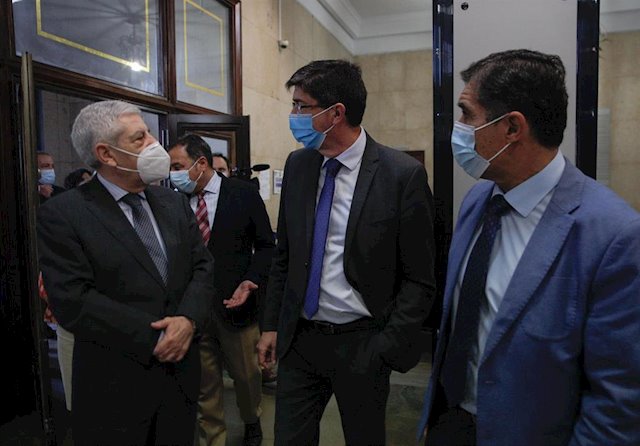 El vicepresidente de la Junta, Juan Marín (centro) este viernes durante su visita a la Audiencia de Sevilla. FOTO/ Europa Press