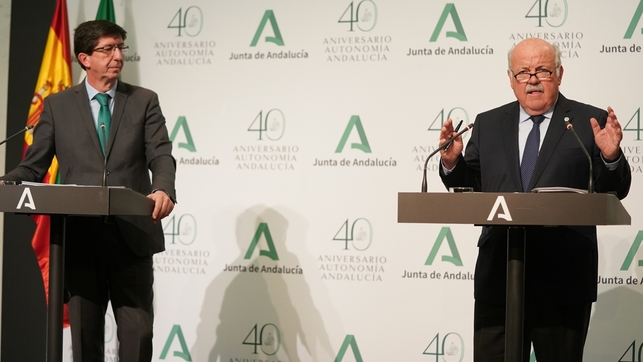 El consejero de Salud de la Junta, Jesús Aguirre, ofrece explicaciones este jueves en rueda de prensa junto al vicepresidente, Juan Marín. FOTO/ Junta