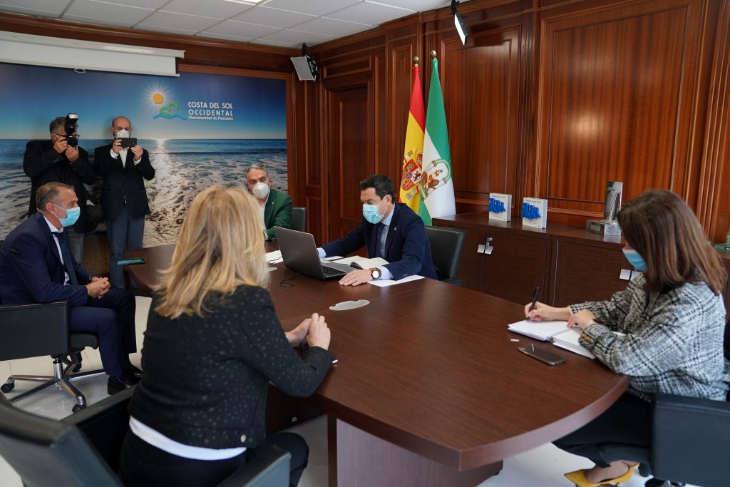 El presidente de la Junta, Juanma Moreno, se reúne con la alcaldesa de Marbella, Ángeles Muñoz, junto al consejero de Presidencia, Elías Bendodo, y el presidente de la Mancomunidad de Municipios de la Costa del Sol, José Mena. FOTO/ TV Marbella