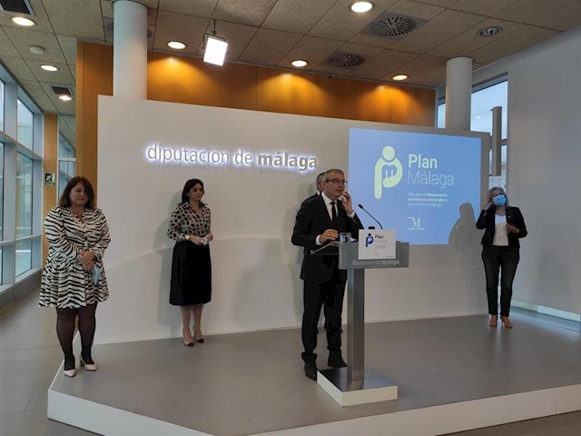 El presidente de la Diputación de Málaga, Francisco Salado, este martes durante su comparecencia junto a miembros de su gobierno PP-Cs. FOTO/ Diputación