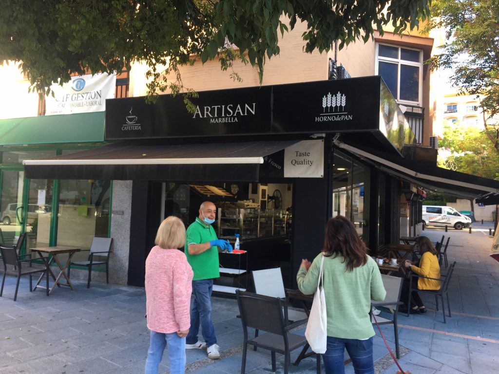 El responsable de una cafetería de la Avda Ricardo Soriano atiende a los primeros clientes que han llegado a desayunar. FOTO/ CABANILLAS